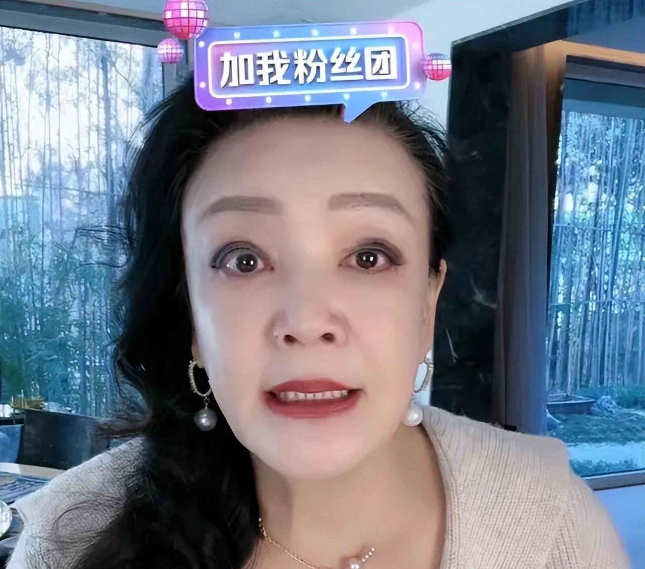 张兰和孙女说以后回清华读书 张兰见孙辈笑开花!