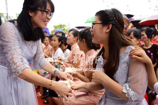 她还没上桌蛋糕分完了 外嫁女权益受损引关注