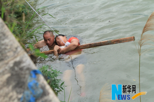 老鹰屁股冻在冰面差点成冰雕，民警消防合力救出