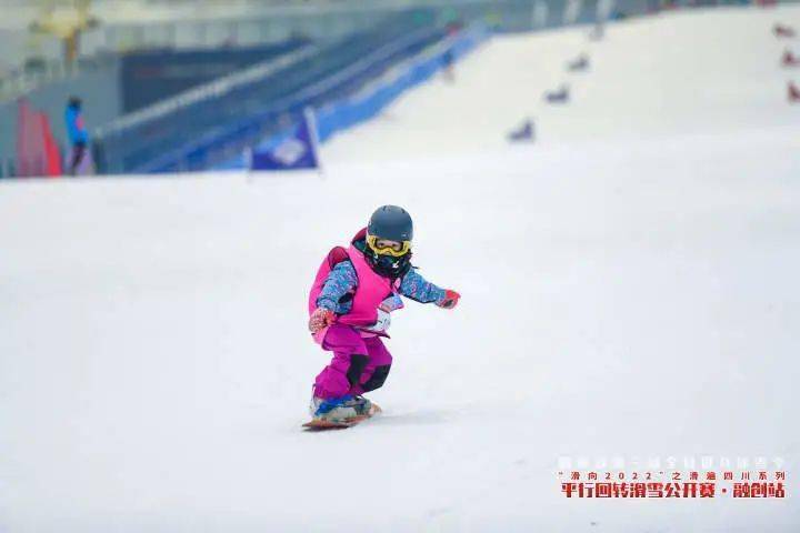 5岁小女孩雪道上失控 教练飞速救人