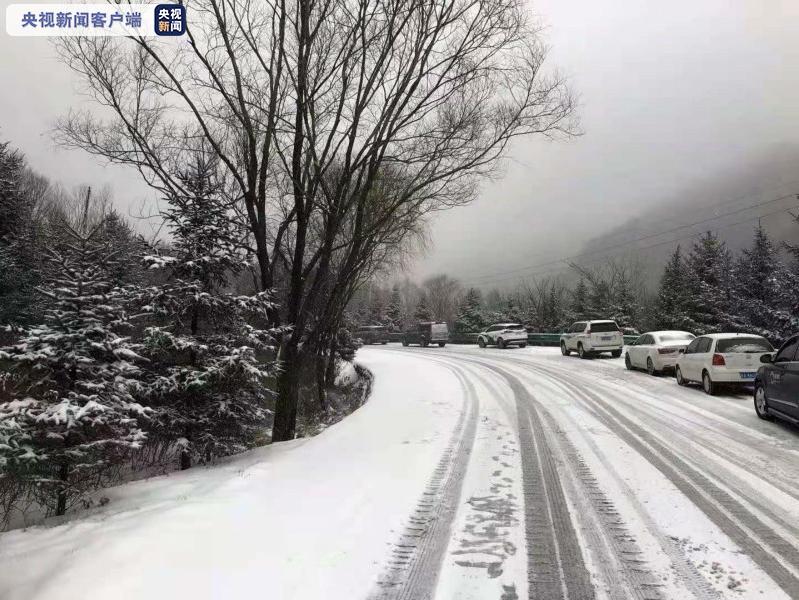 受降雪影响，新疆喀纳斯景区实行道路交通管制