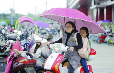 女子骑车摔倒 路人帮忙联系家人