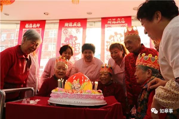 老人124岁生日六世同堂 儿孙行叩首大礼祝寿 全村同庆如过年